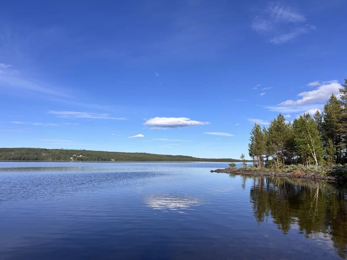 Utsikt over sjön vid Rörvattnet en klar sommardag
